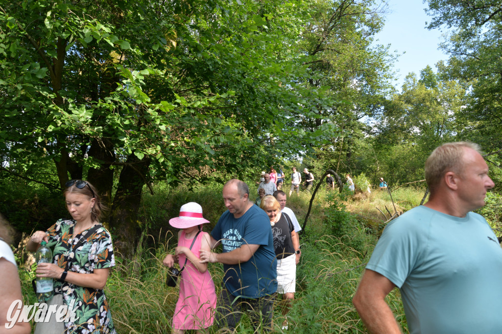 Była jak potępiona. Spacer po...