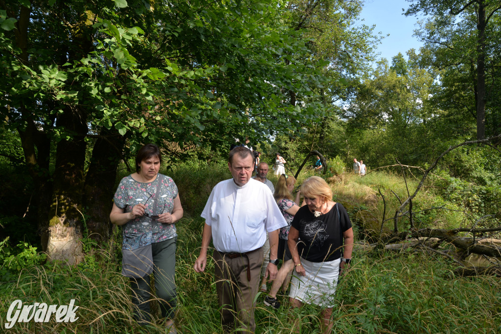 Była jak potępiona. Spacer po...