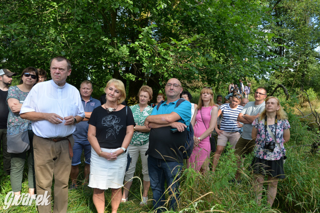Była jak potępiona. Spacer po...