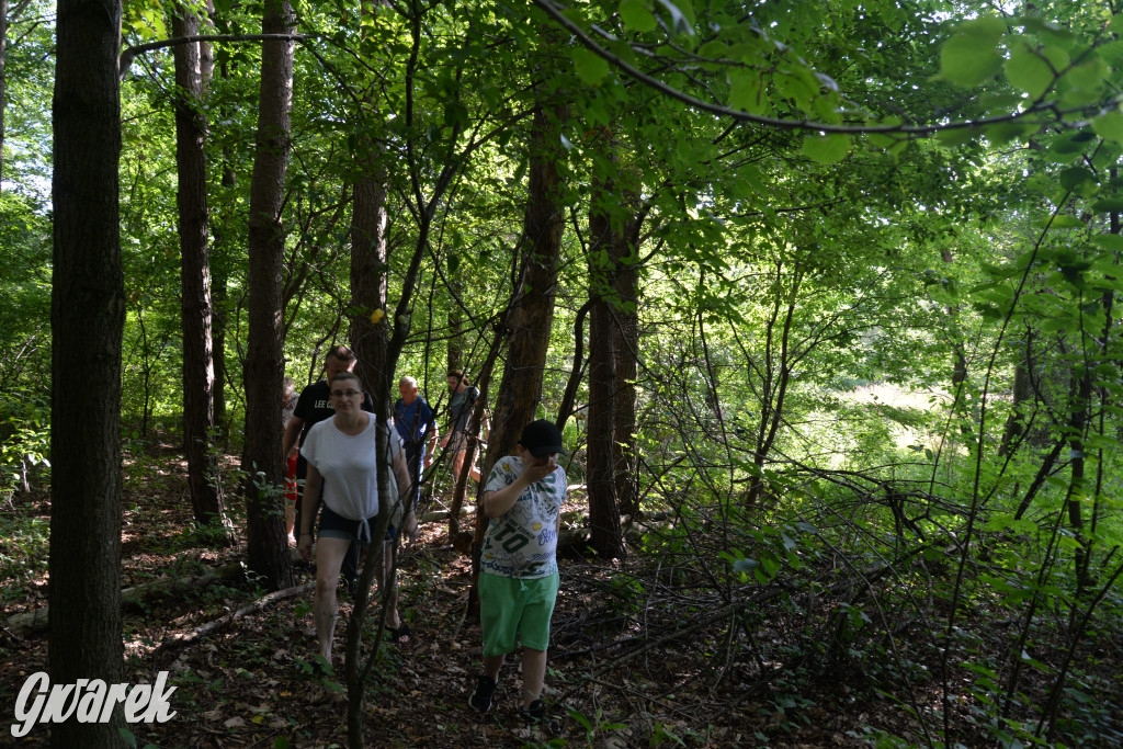 Była jak potępiona. Spacer po...