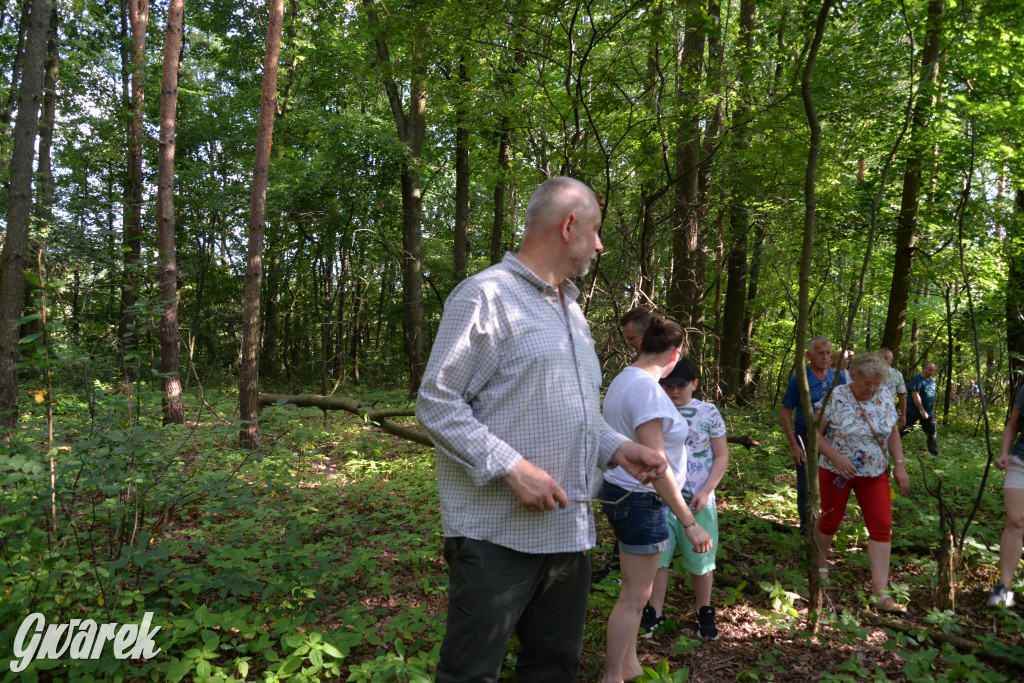 Była jak potępiona. Spacer po...