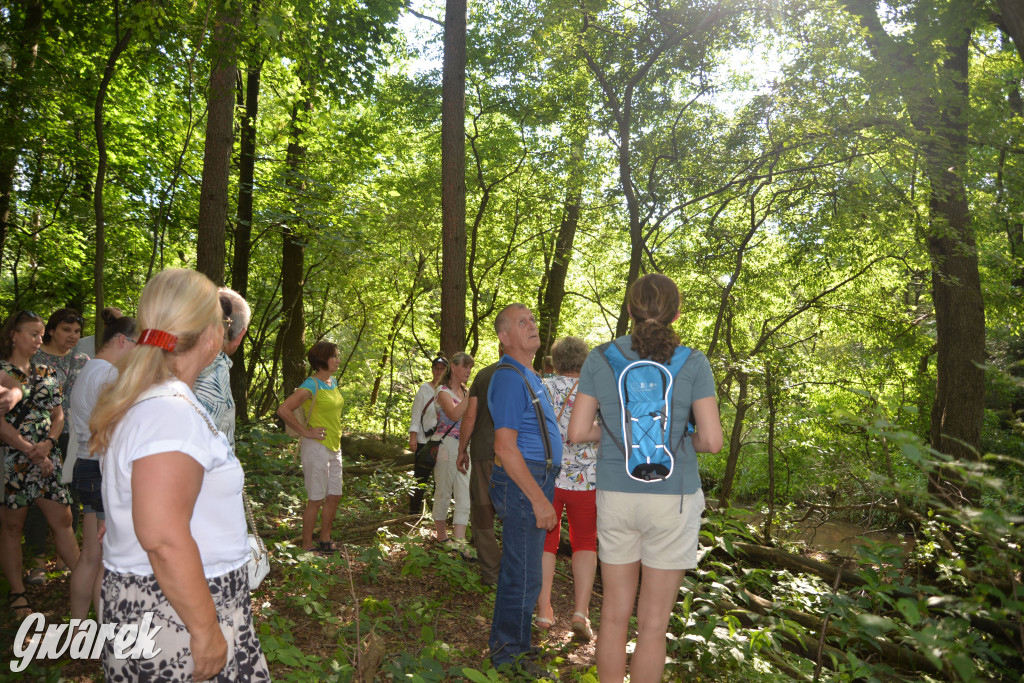 Była jak potępiona. Spacer po...
