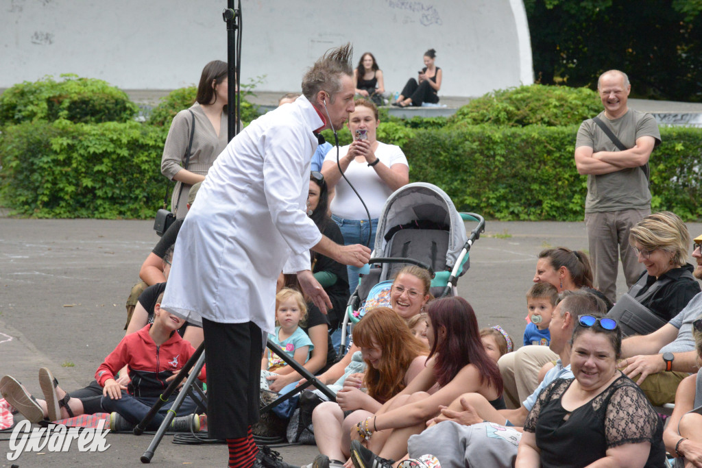 Teatralne Parkowanie na półmetku. Teatr jak cyrk