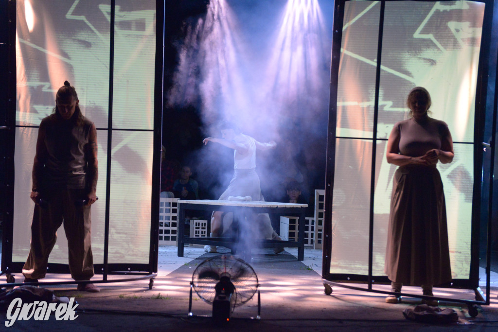 Teatralne Parkowanie: Fuzja o Powstaniu Warszawskim