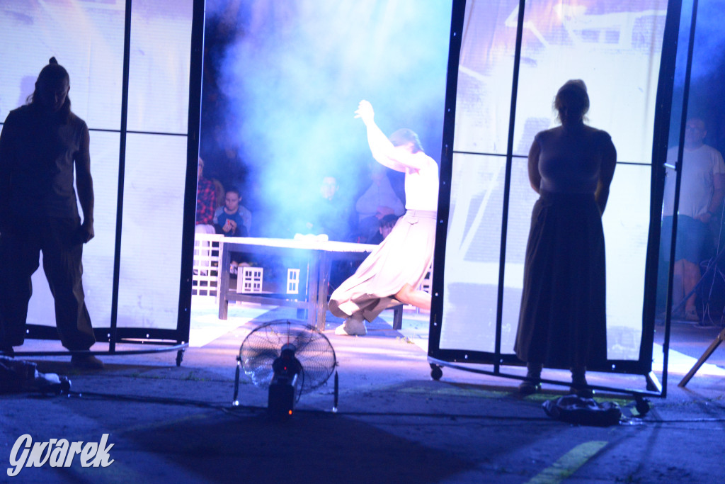 Teatralne Parkowanie: Fuzja o Powstaniu Warszawskim