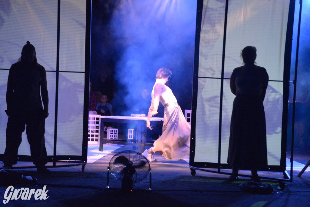 Teatralne Parkowanie: Fuzja o Powstaniu Warszawskim