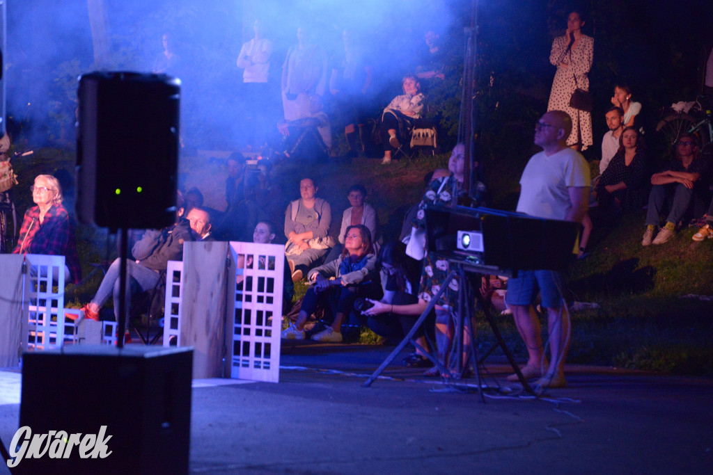 Teatralne Parkowanie: Fuzja o Powstaniu Warszawskim