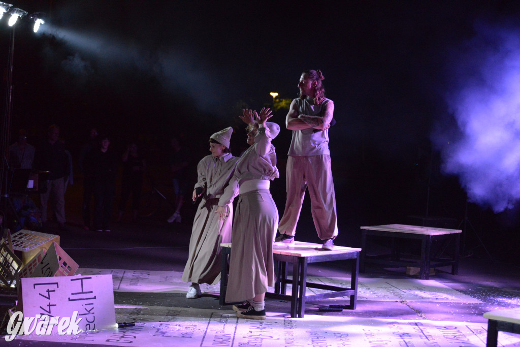 Teatralne Parkowanie: Fuzja o Powstaniu Warszawskim