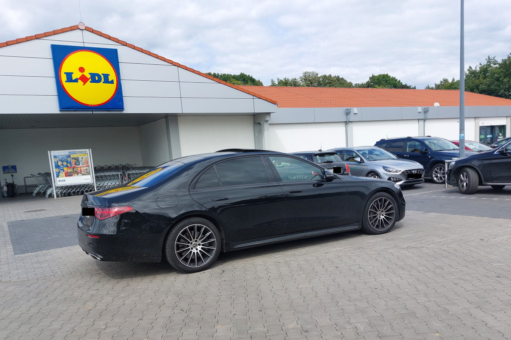 Wolna amerykanka przy parkowaniu pod marketem