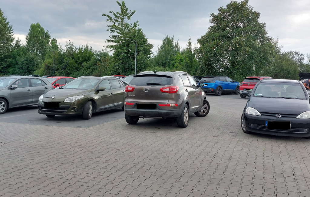 Wolna amerykanka przy parkowaniu pod marketem