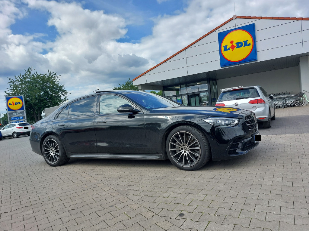 Wolna amerykanka przy parkowaniu pod marketem