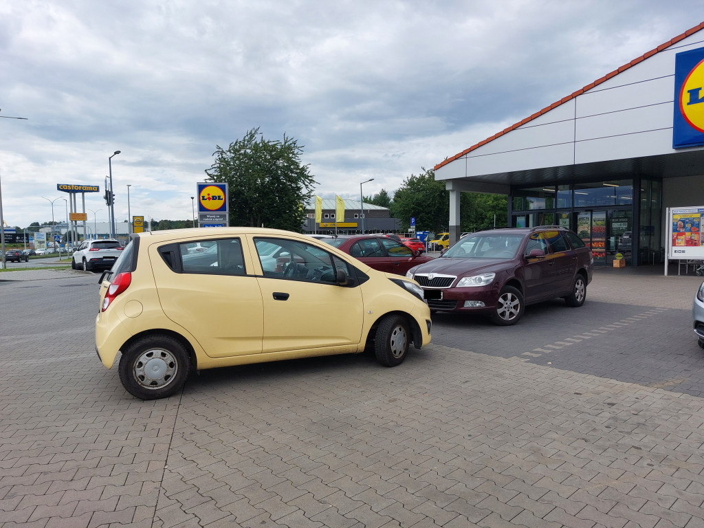 Wolna amerykanka przy parkowaniu pod marketem