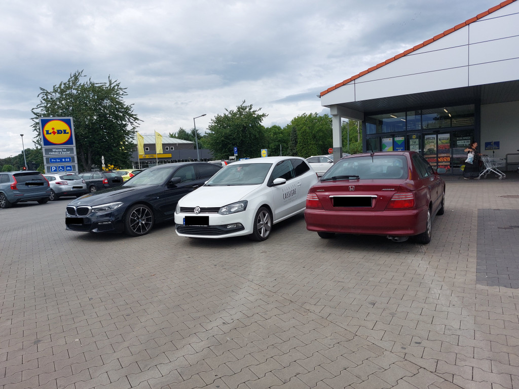 Wolna amerykanka przy parkowaniu pod marketem