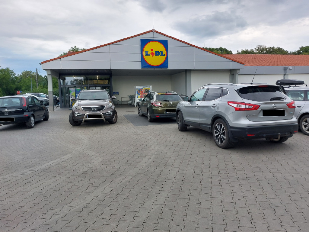 Wolna amerykanka przy parkowaniu pod marketem