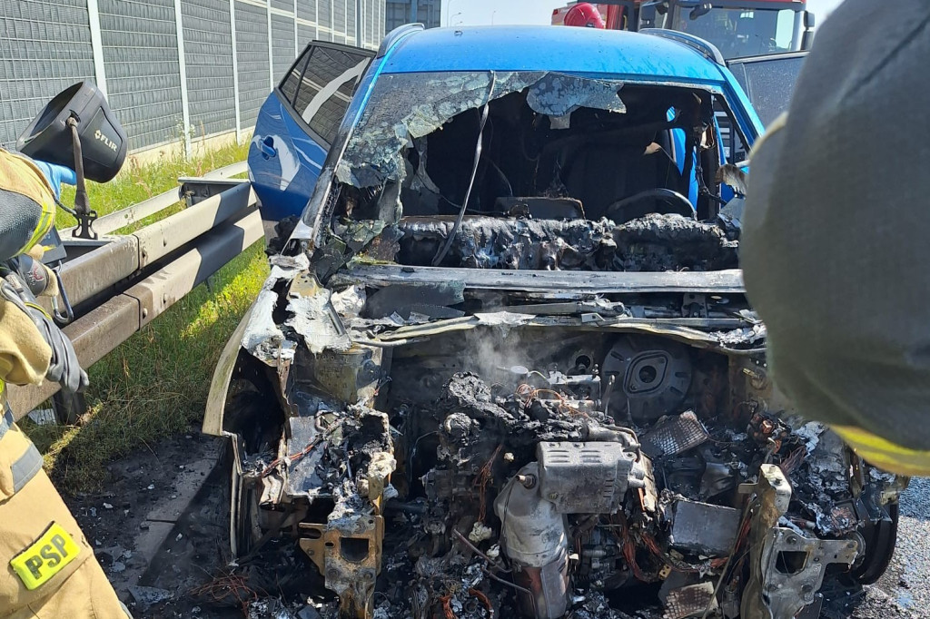 Powiat tarnogórski. Pożar osobówki na A1 [FOTO]