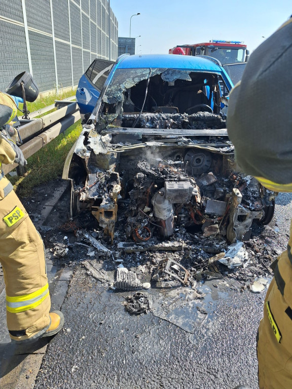 Powiat tarnogórski. Pożar osobówki na A1 [FOTO]