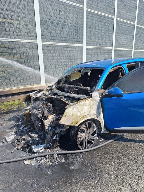 Powiat tarnogórski. Pożar osobówki na A1 [FOTO]