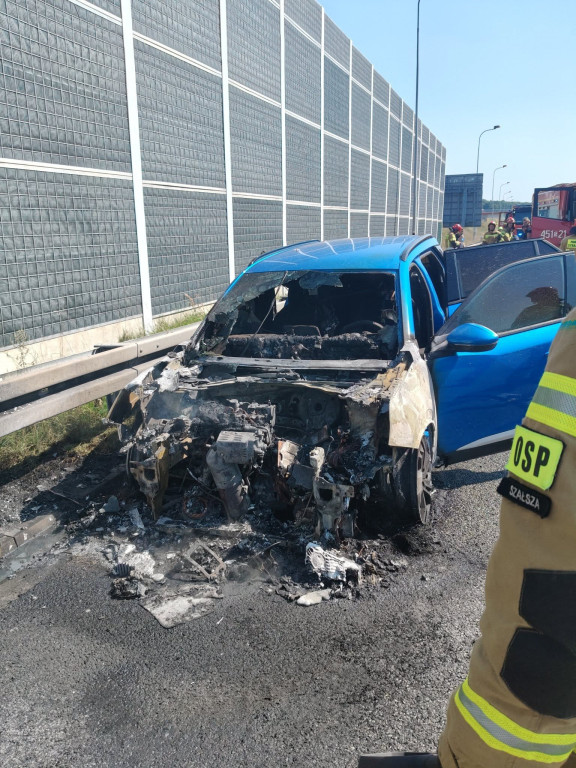 Powiat tarnogórski. Pożar osobówki na A1 [FOTO]