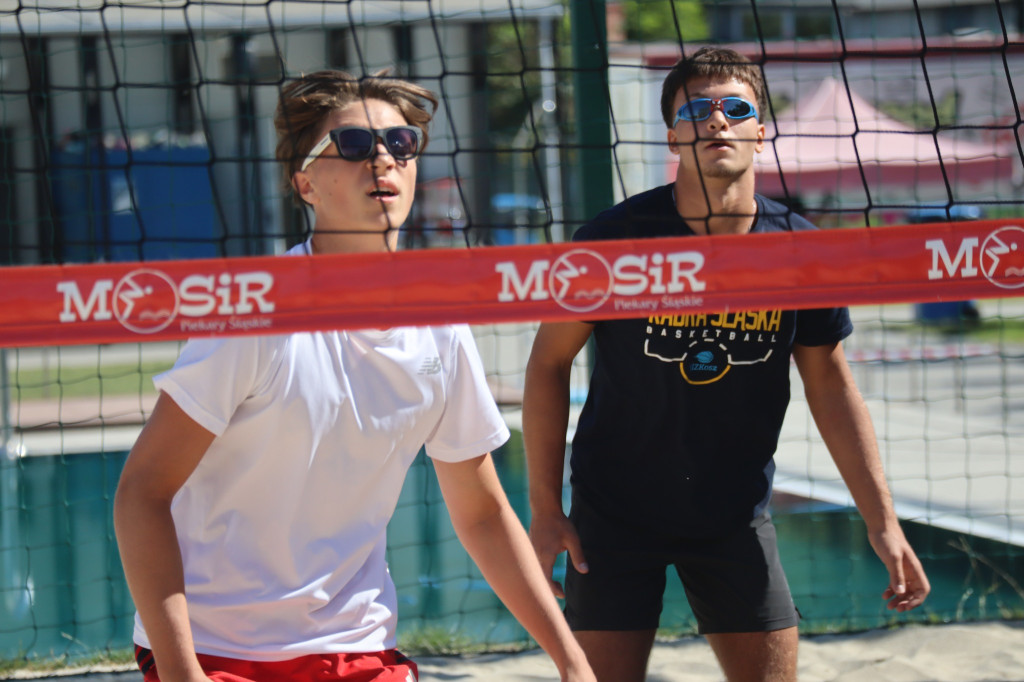 Wakacyjna siatkówka plażowa