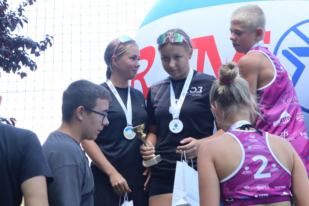 Wakacyjna siatkówka plażowa