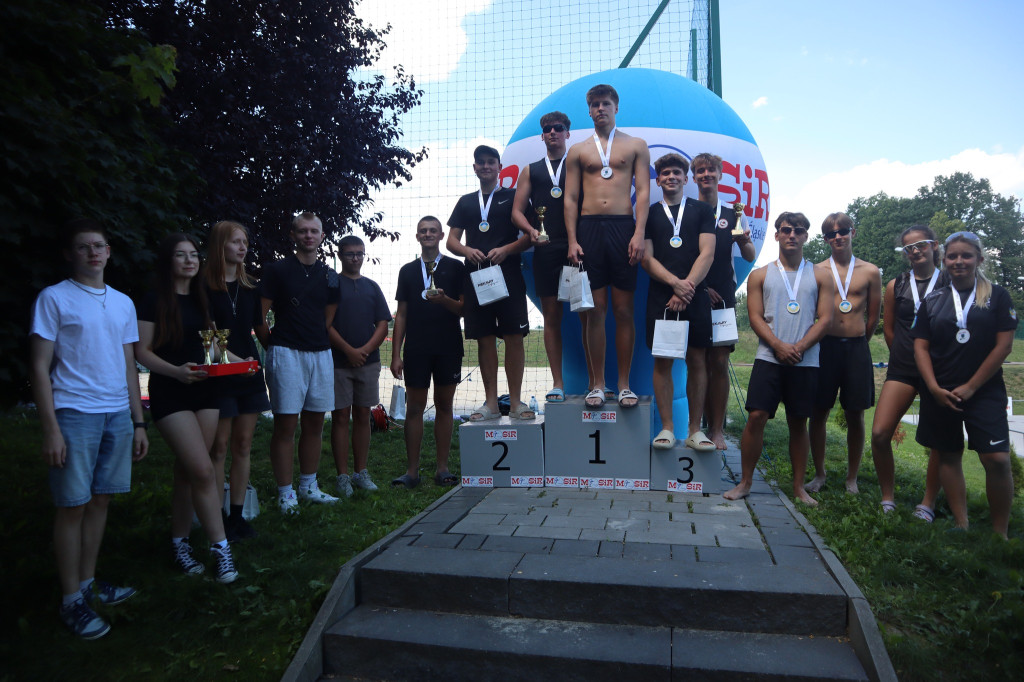 Wakacyjna siatkówka plażowa