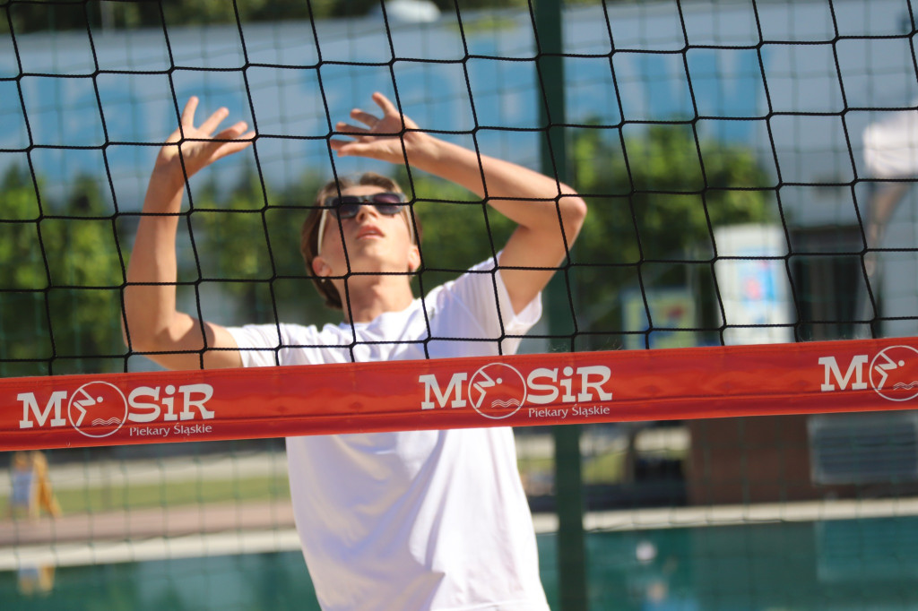 Wakacyjna siatkówka plażowa
