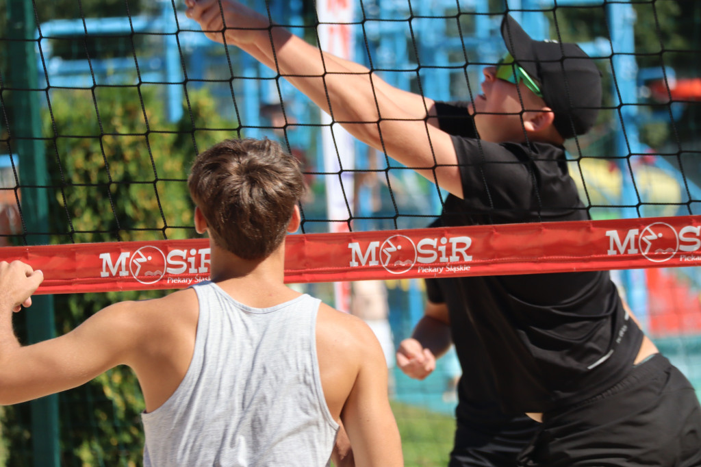 Wakacyjna siatkówka plażowa