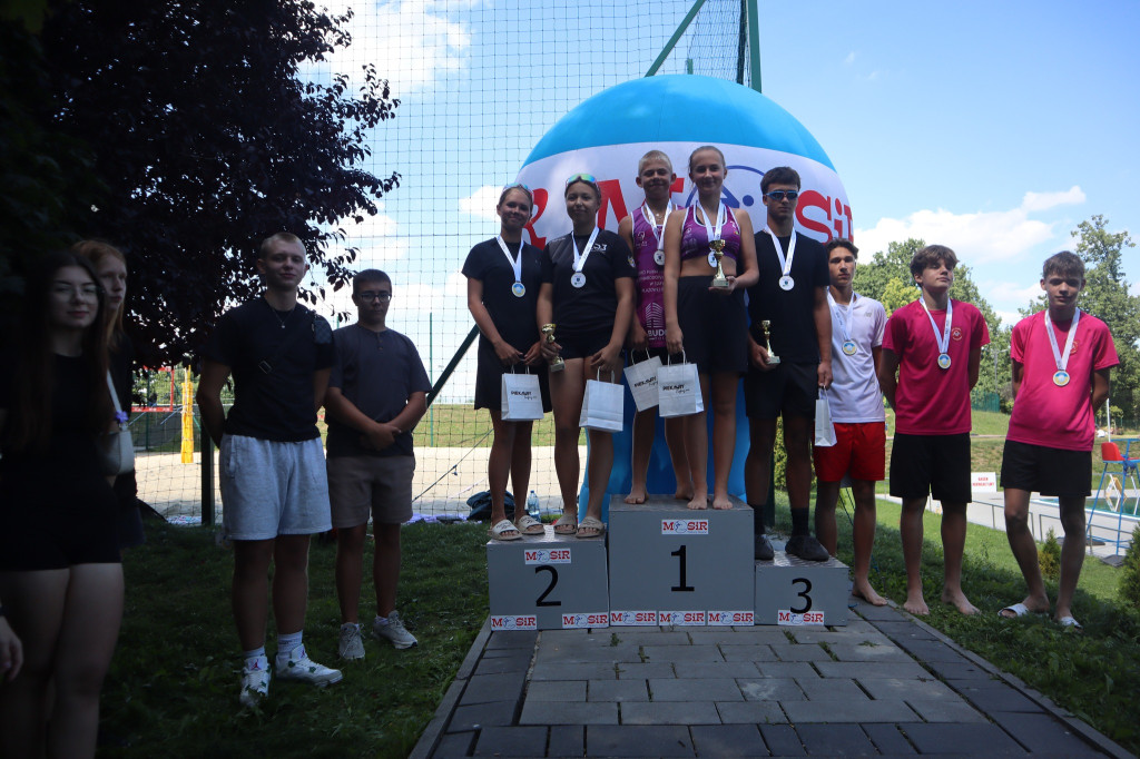 Wakacyjna siatkówka plażowa