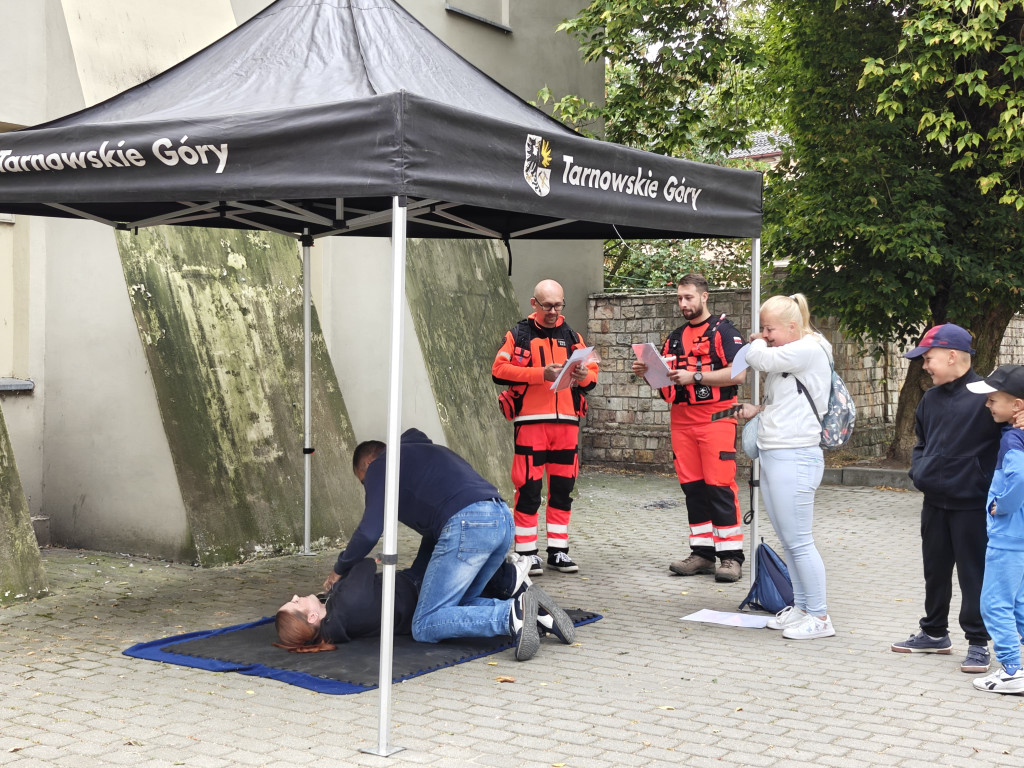 Tarnowskie Góry. Piknik i gra miejska z mundurowymi