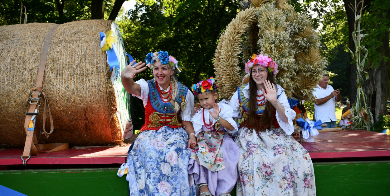Świerklaniec. Dożynki w parku, pyszności przed pałacem