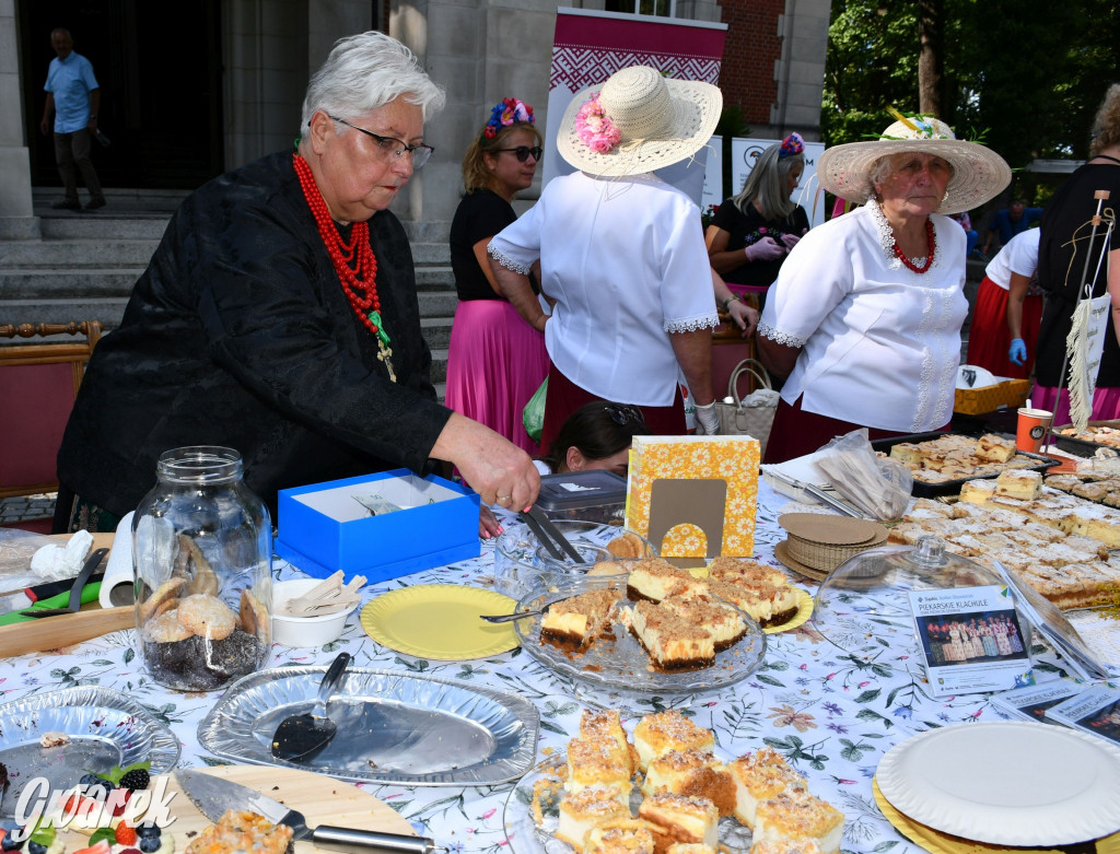 Świerklaniec. Dożynki w parku, pyszności przed pałacem