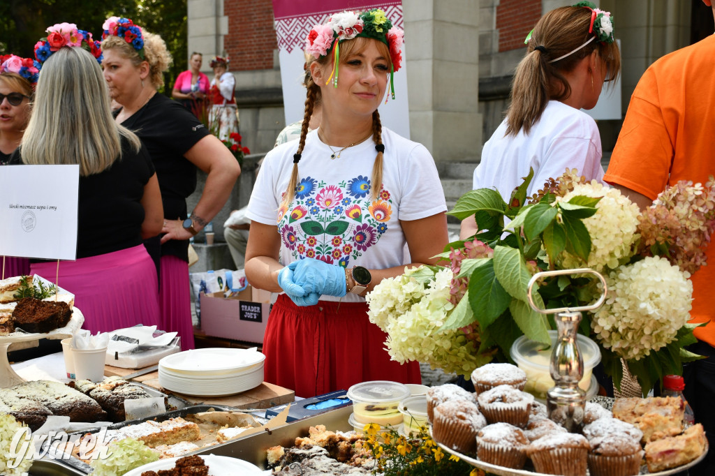 Świerklaniec. Dożynki w parku, pyszności przed pałacem