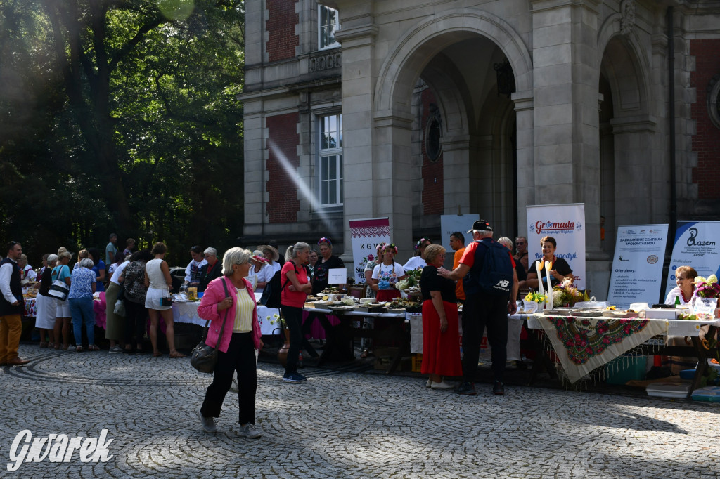 Świerklaniec. Dożynki w parku, pyszności przed pałacem