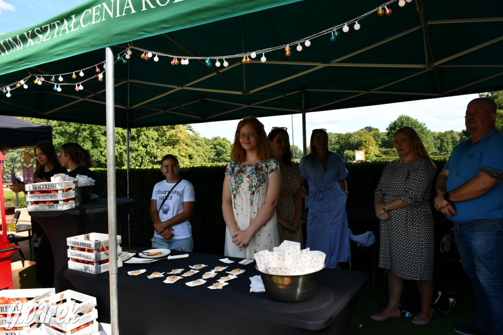 Świerklaniec. Dożynki w parku, pyszności przed pałacem