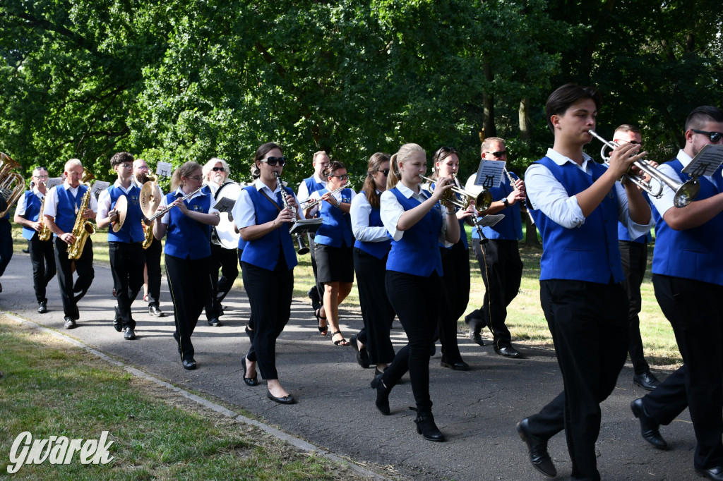 Świerklaniec. Dożynki w parku, pyszności przed pałacem