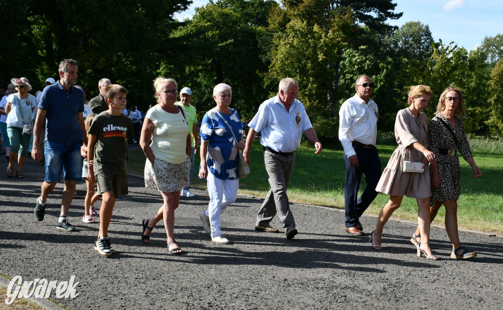 Świerklaniec. Dożynki w parku, pyszności przed pałacem