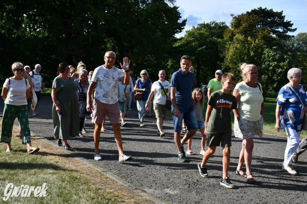 Świerklaniec. Dożynki w parku, pyszności przed pałacem
