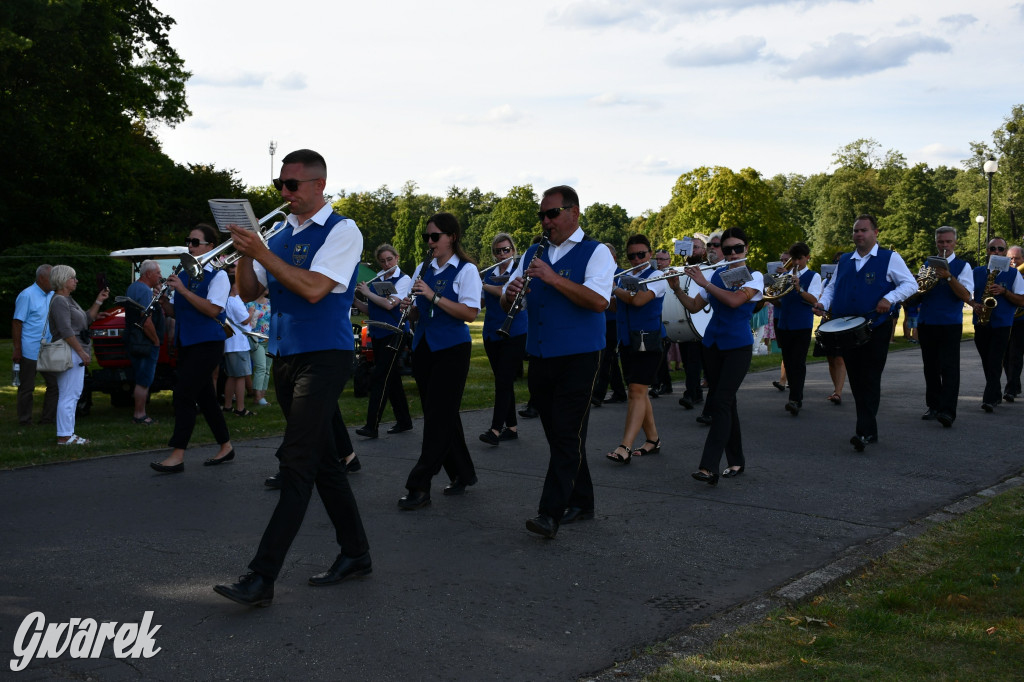 Świerklaniec. Dożynki w parku, pyszności przed pałacem