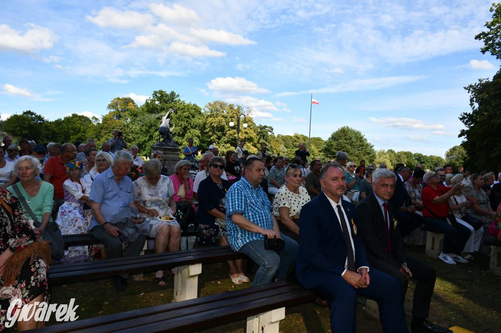 Świerklaniec. Dożynki w parku, pyszności przed pałacem