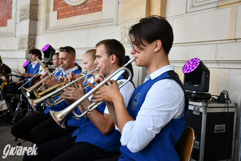Świerklaniec. Dożynki w parku, pyszności przed pałacem