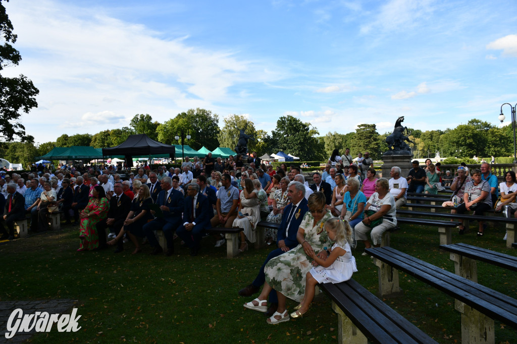 Świerklaniec. Dożynki w parku, pyszności przed pałacem