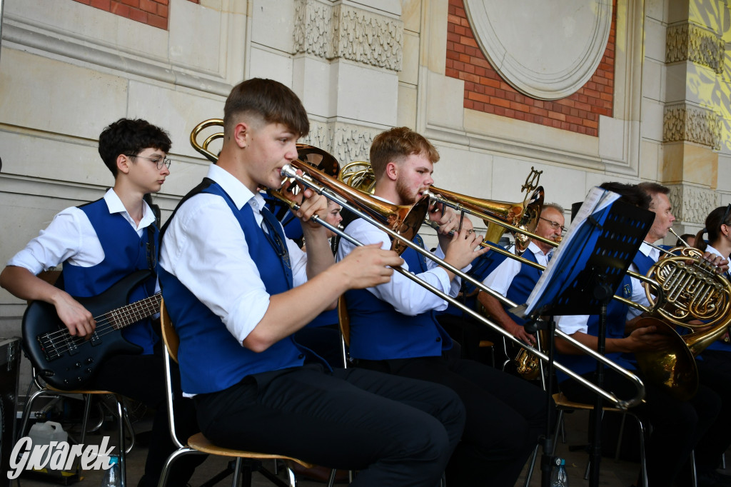 Świerklaniec. Dożynki w parku, pyszności przed pałacem