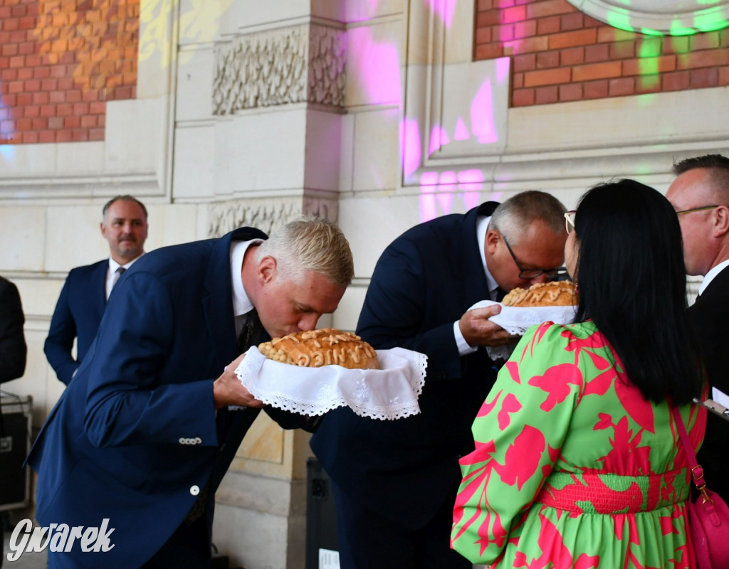 Świerklaniec. Dożynki w parku, pyszności przed pałacem