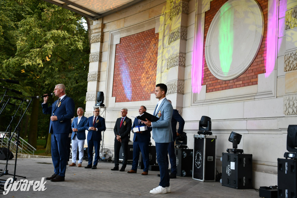 Świerklaniec. Dożynki w parku, pyszności przed pałacem