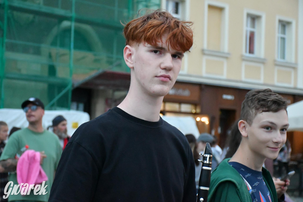 Tarnogórski rynek - muzyka na żywo i taniec pod chmurką