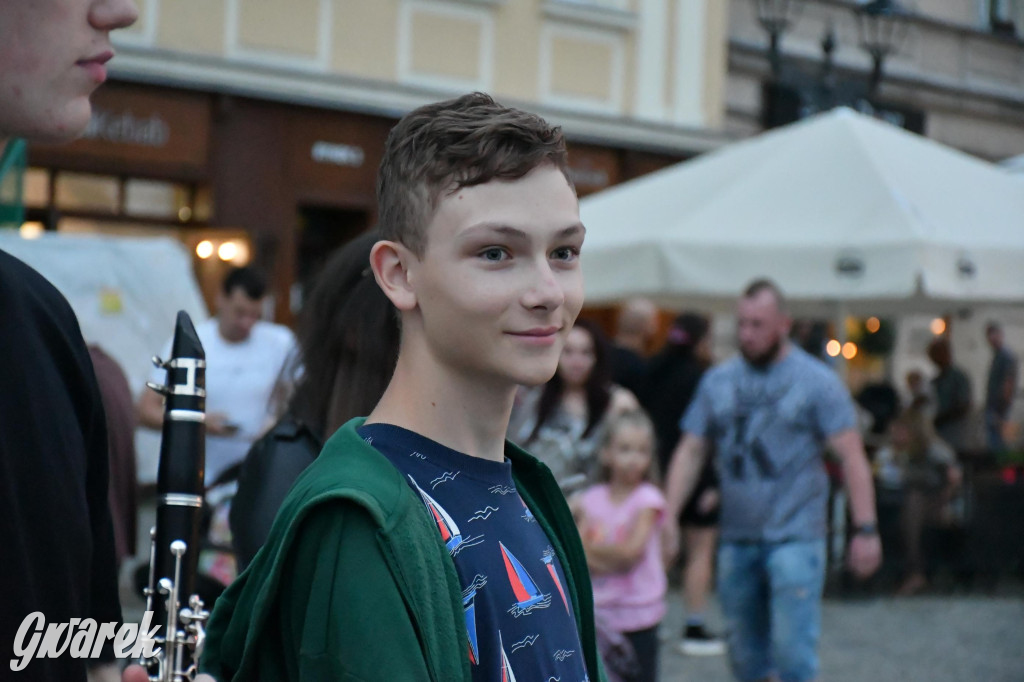 Tarnogórski rynek - muzyka na żywo i taniec pod chmurką