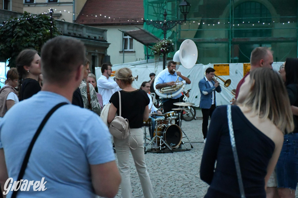 Tarnogórski rynek - muzyka na żywo i taniec pod chmurką