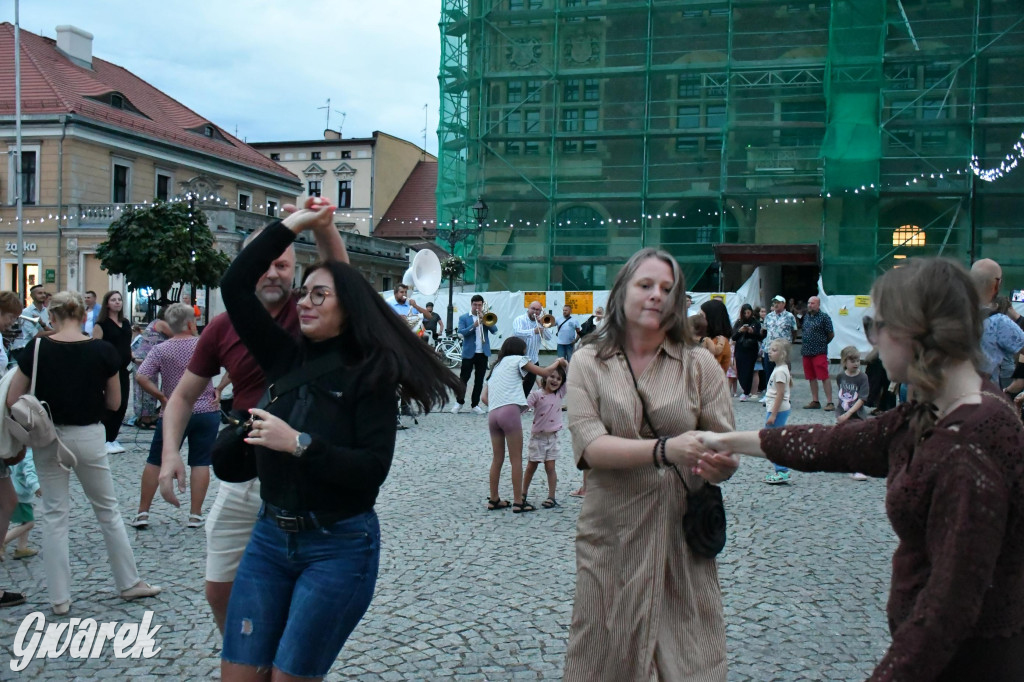 Tarnogórski rynek - muzyka na żywo i taniec pod chmurką
