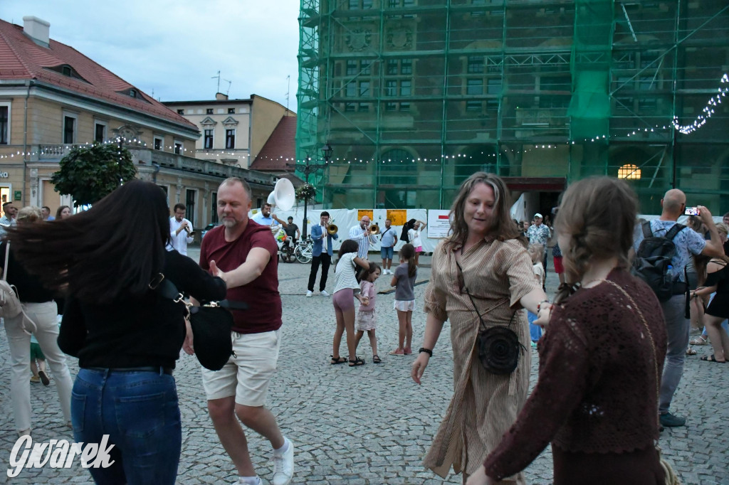 Tarnogórski rynek - muzyka na żywo i taniec pod chmurką