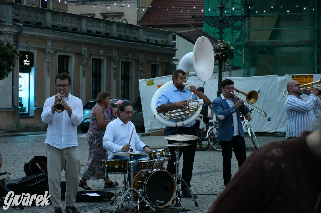 Tarnogórski rynek - muzyka na żywo i taniec pod chmurką